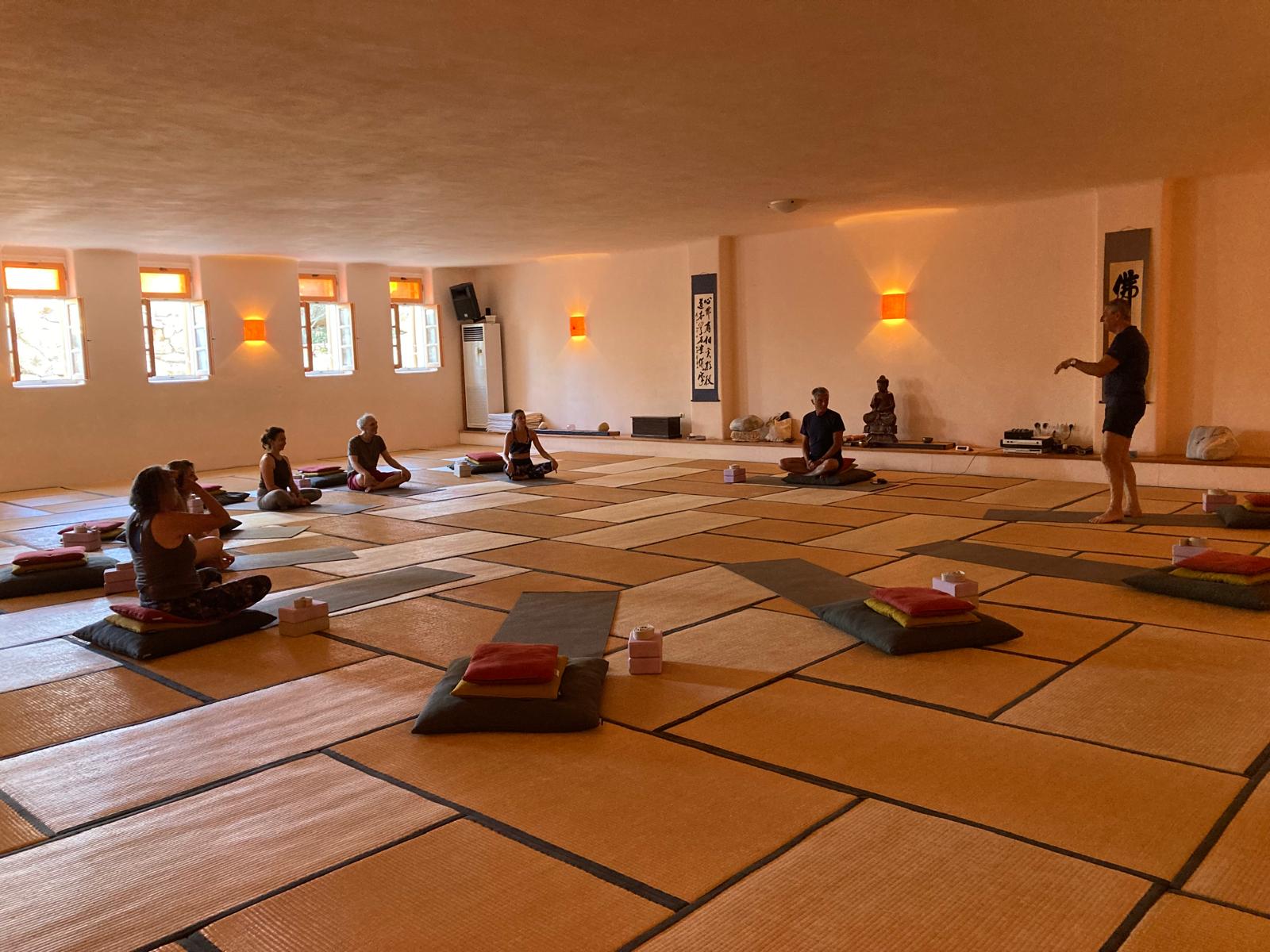 Pascal Ollivier en pratique du yoga